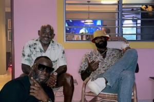 乐鱼体育-哥俩好詹姆斯晒与追梦度假同看演唱会合影 举杯畅饮