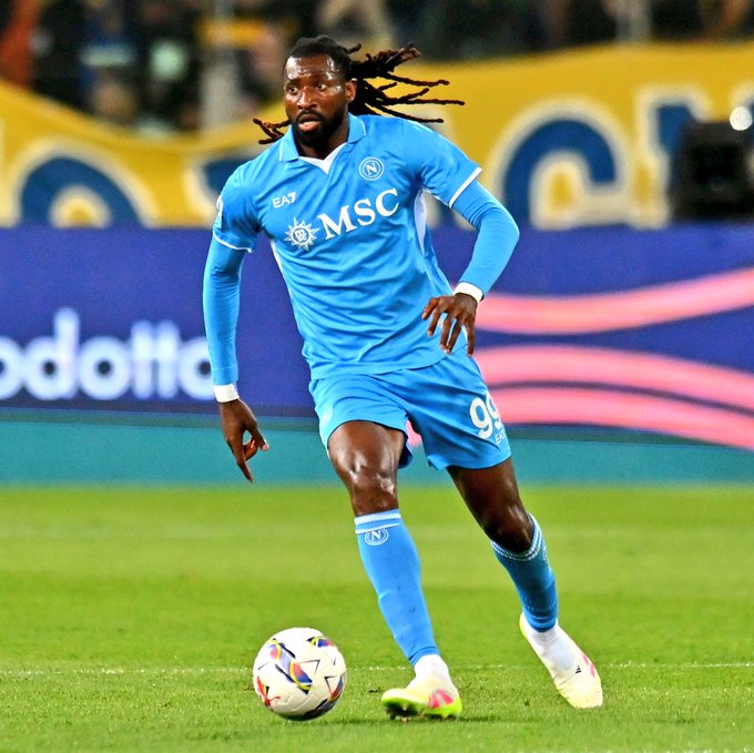 记者：安古伊萨和那不勒斯续约到2027年，他不会离队