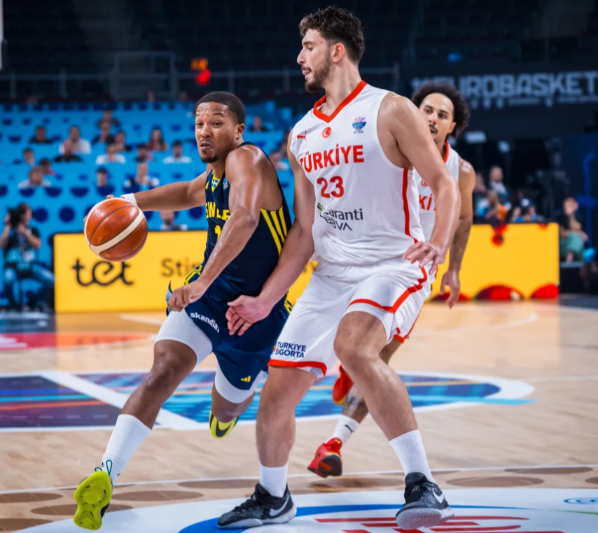 乐鱼体育-连续6场全场最佳！决胜时刻1人统治攻防 申京24+16+6引休媒大赞