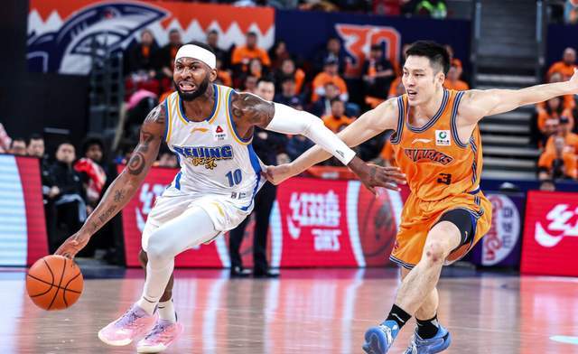 乐鱼体育-CBA争冠形势大变！两大豪门轰然倒下，上海成搅局者，黑马俯冲前4