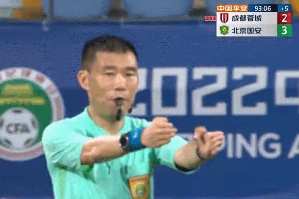 乐鱼体育-名场面！主裁提前吹哨又喊回踢 中超疯狂16场9红